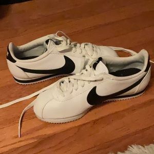 Nike classic cortex women’s 8.5 white black